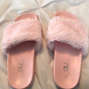 Women’s Air Underground pink fuzzy slides size 8